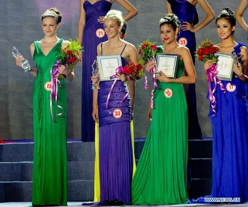Natalija gets the champion during the final of 2012 Northeast Asia International Auto Supermodel Contest