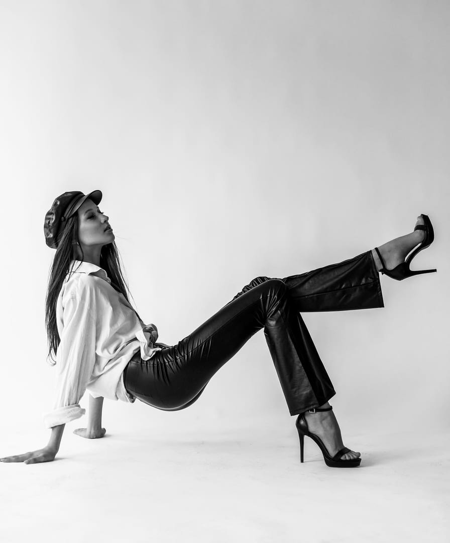 Her legs! Oh my 🖤