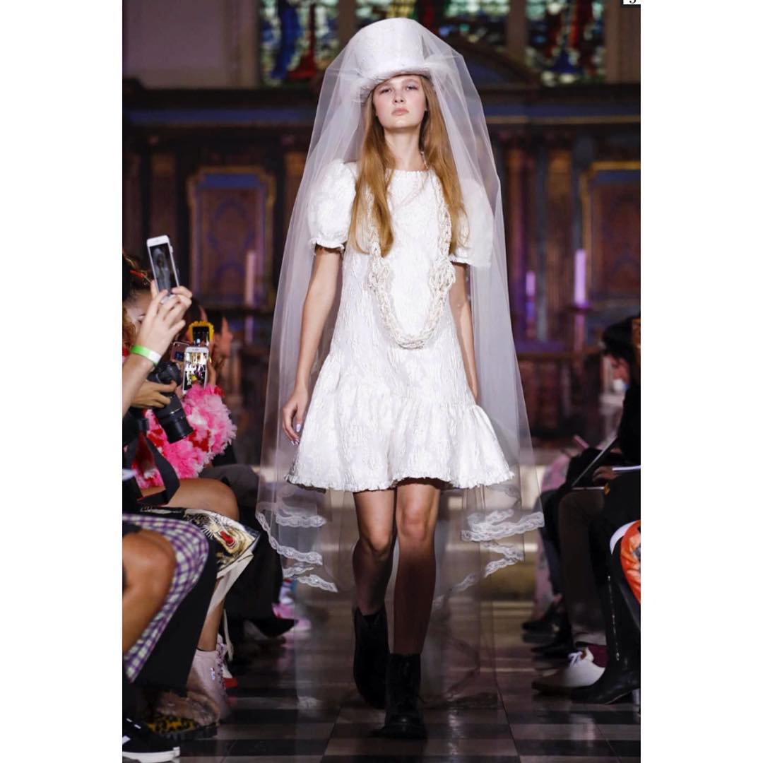 GABIJA G for Ryan Lo RTW S/S 18 in London Fashion Week 👯⭐️ #wearesupermodels …